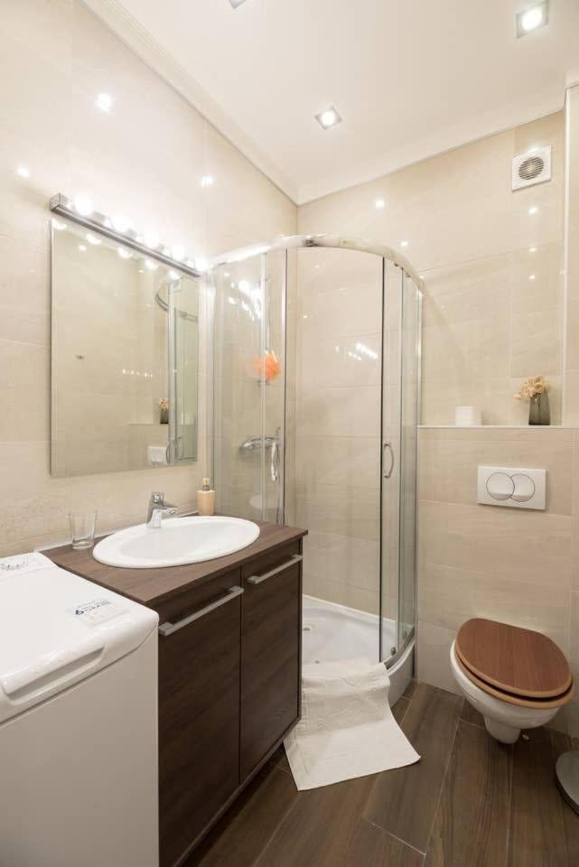 Very Modern And Cozy Ac Apartman